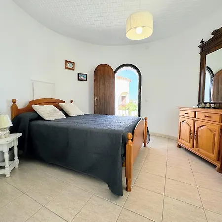 Сasa de vacaciones Empurialola -encantadora Casa Con Jardin Cerca Del Centro -142 *