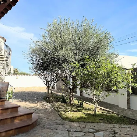 Сasa de vacaciones Empurialola -encantadora Casa Con Jardin Cerca Del Centro -142