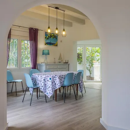 Сasa de vacaciones Empurialola -encantadora Casa Con Jardin Cerca Del Centro -142