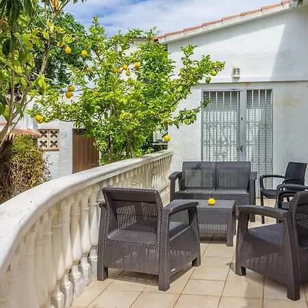 Holiday home Empurialola -encantadora Casa Con Jardin Cerca Del Centro -142 Empuriabrava